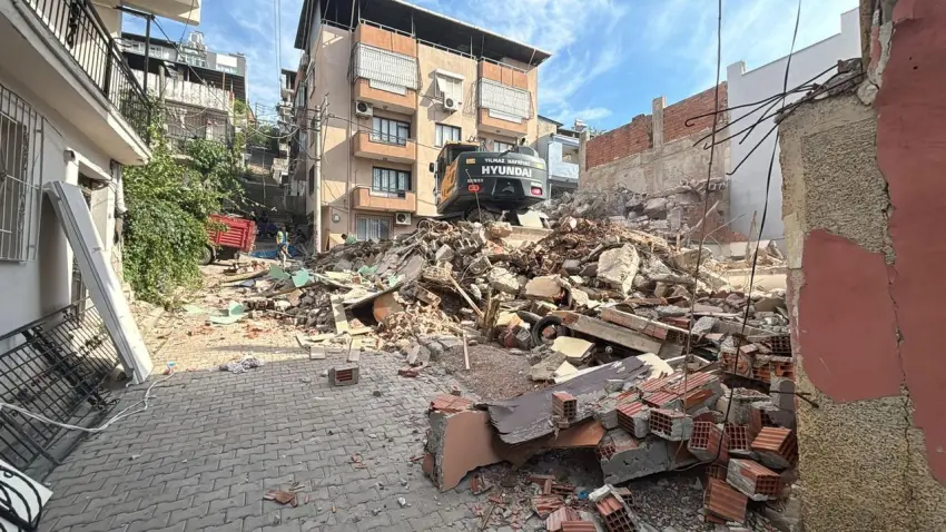 Buca Onat Tüneli güzergahındaki hasarlı binanın yıkımı tamamlandı haberinin görseli