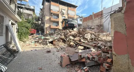 Buca Onat Tüneli güzergahındaki hasarlı binanın yıkımı tamamlandı