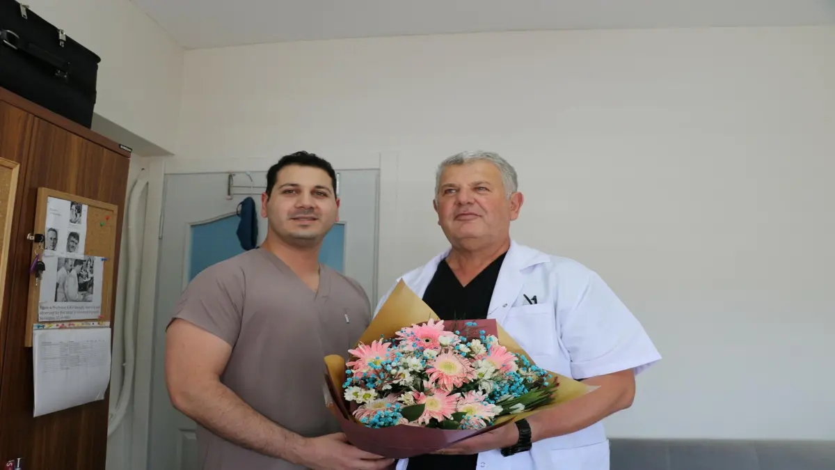 Doktor oğlundan babasına hastanede Babalar Günü sürprizi görseli