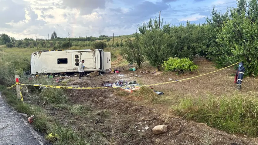 Isparta’da tur midibüsü şarampole devrildi: Ölü ve çok sayıda yaralı var haberinin görseli