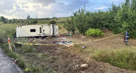 Isparta’da tur midibüsü şarampole devrildi: Ölü ve çok sayıda yaralı var