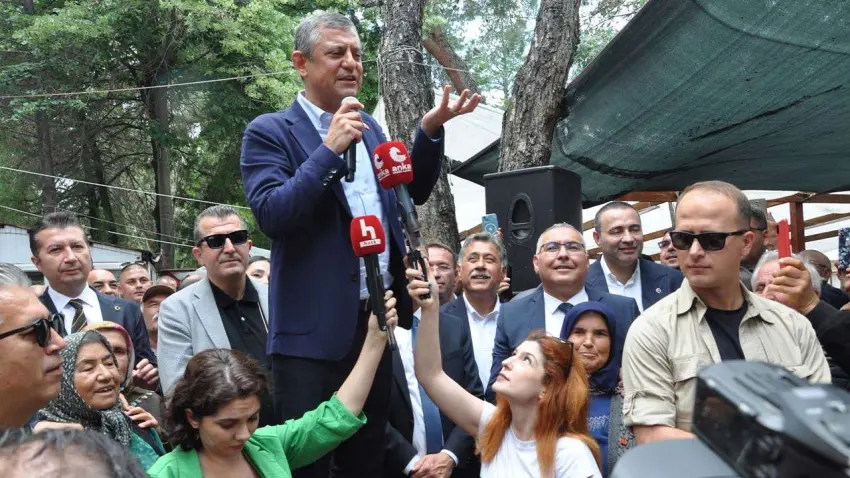 Özgür Özel: İktidar yürüyüşümüzü kesmeye çalışıyorlar  haberinin görseli