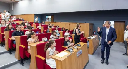 Başkan Tugay’dan Çocuk Meclisi’ne övgü: Sizler dünyamızı güzelleştiriyorsunuz