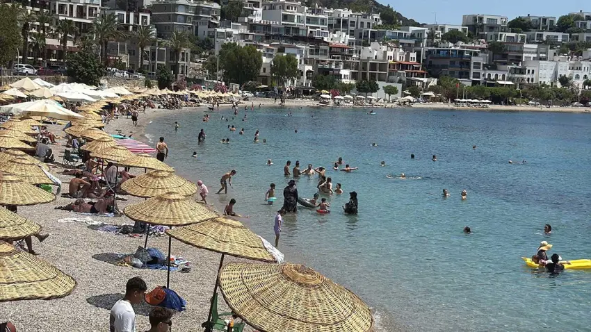 Bodrum’da sıcak hava etkisi: Sahiller tatilcilerle doldu haberinin görseli