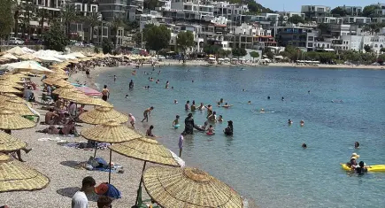 Bodrum’da sıcak hava etkisi: Sahiller tatilcilerle doldu