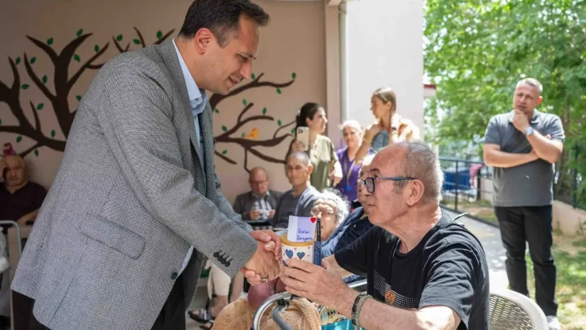Bornova’da Babalar Günü’nde miniklerden huzurevi ziyareti haberinin görseli
