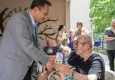 Bornova’da Babalar Günü’nde miniklerden huzurevi ziyareti