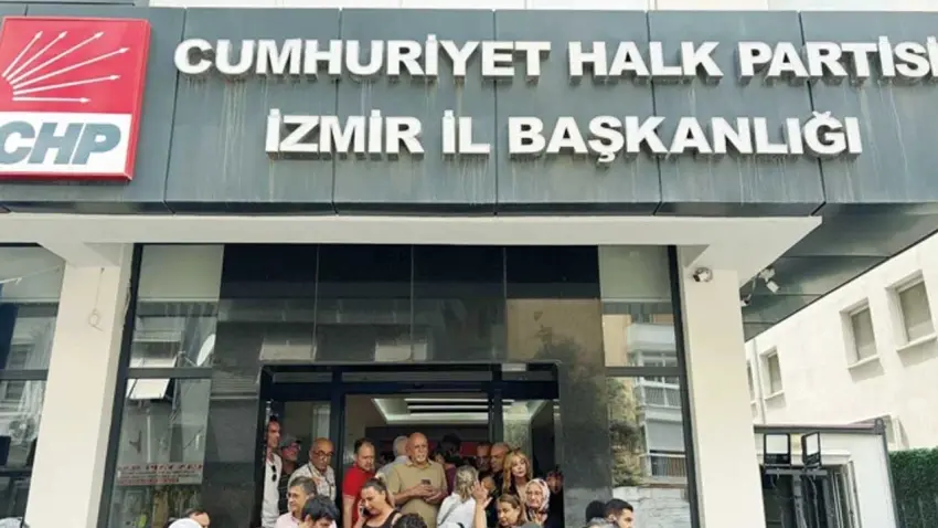 CHP İzmir’de sıcak saatler! Utku Gümrükçü il binasına girdi haberinin görseli