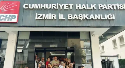 CHP İzmir’de sıcak saatler! Utku Gümrükçü il binasına girdi