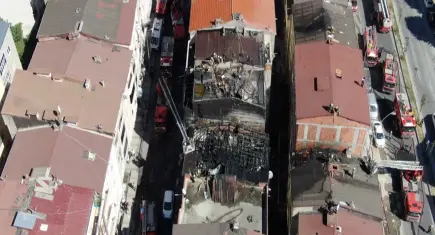 İstanbul'da çatı yangını kabusu! Alevler 6 binaya sıçradı