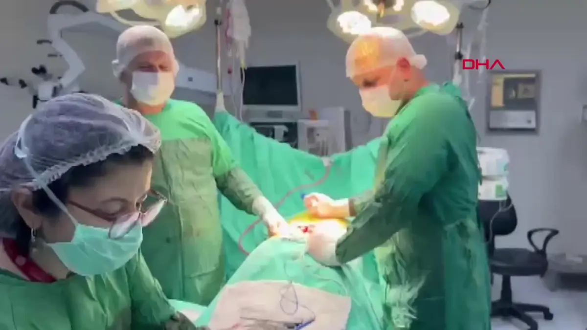 Kendisi gibi doktor olan babasına hastanede sürpriz Babalar Günü kutlaması görseli