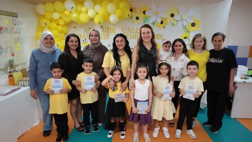 Konak’ta miniklerinin ilk karne heyecanı haberinin görseli