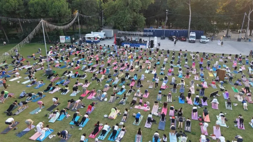Kültürpark’ta gün batımına karşı yoga şöleni haberinin görseli