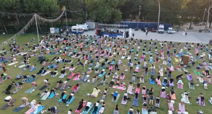 Kültürpark’ta gün batımına karşı yoga şöleni