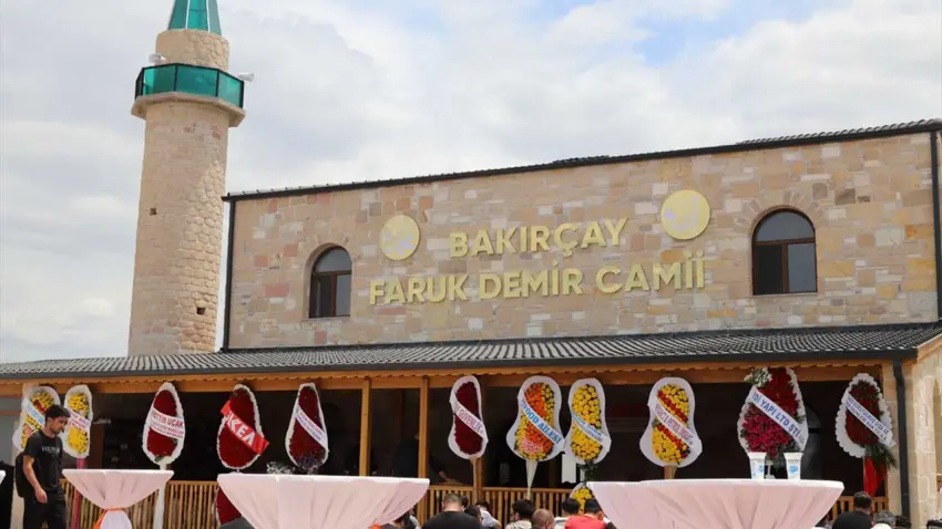 Bakırçay Üniversitesi’nde yapımı tamamlanan Faruk Demir Camisi hizmete girdi haberinin görseli