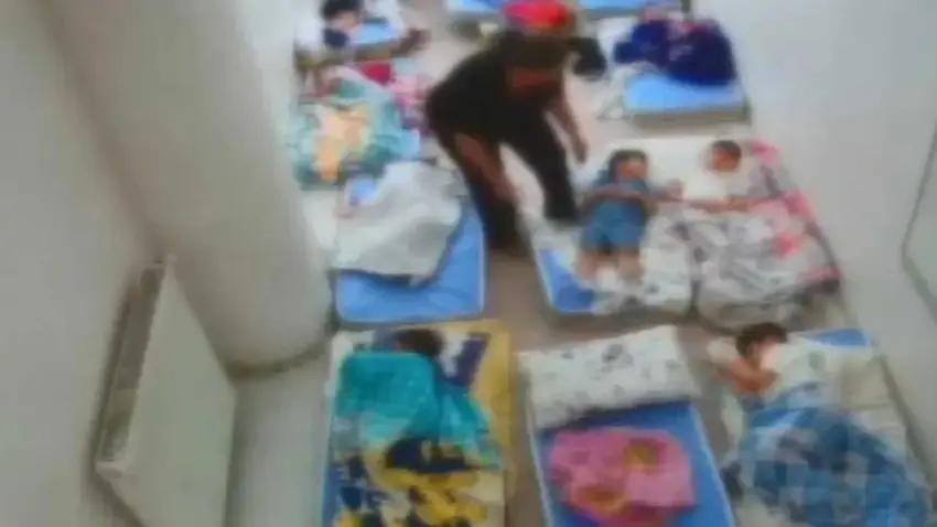 Bayrampaşa'da anaokulunda dehşet: Çocukları çubukla darbeden kadın gözaltında! haberinin görseli