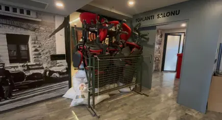 CHP Bursa’da nöbet: Partililer girişe sandalyelerle barikat kurdu