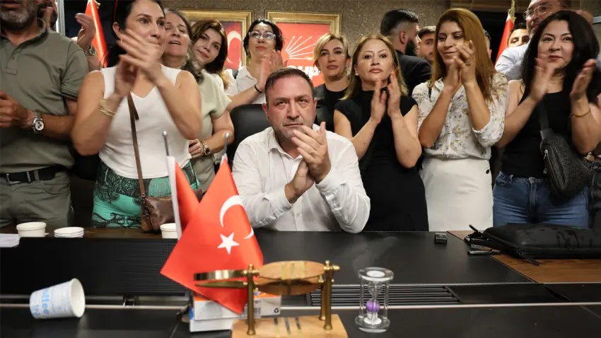 CHP İzmir’de sıcak saatler! Utku Gümrükçü il binasına girdi haberinin görseli