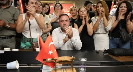 CHP İzmir’de sıcak saatler! Utku Gümrükçü il binasına girdi