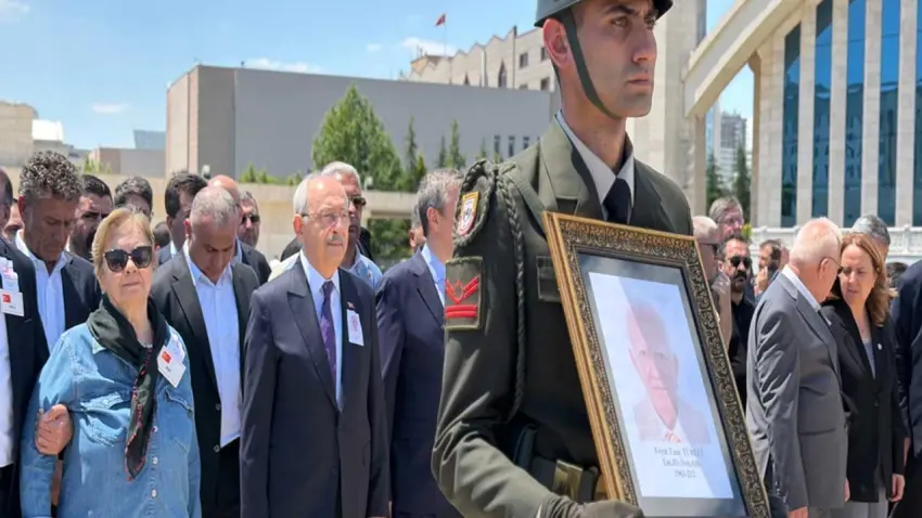 CHP Milletvekili Rahmi Aşkın Türeli'nin acı günü: Kılıçdaroğlu cenaze törenine katıldı haberinin görseli