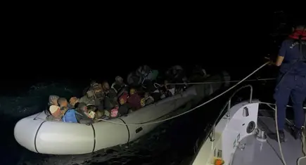 İzmir açıklarında 65 düzensiz göçmen yakalandı