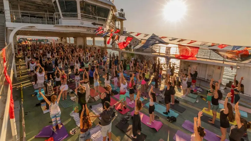 İzmir Körfezi’nde gün batımına karşı yoga buluşması haberinin görseli