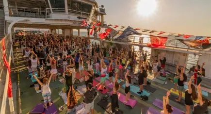 İzmir Körfezi’nde gün batımına karşı yoga buluşması
