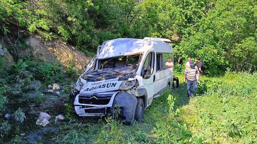 Rampada kontrolden çıkan minibüs 15 metreden uçtu: 8 yaralı haberinin görseli