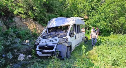 Rampada kontrolden çıkan minibüs 15 metreden uçtu: 8 yaralı