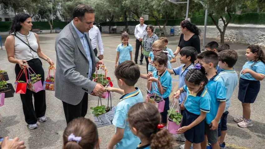 Bornova’da öğrencilere çilek fidesi dağıtıldı haberinin görseli