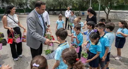 Bornova’da öğrencilere çilek fidesi dağıtıldı