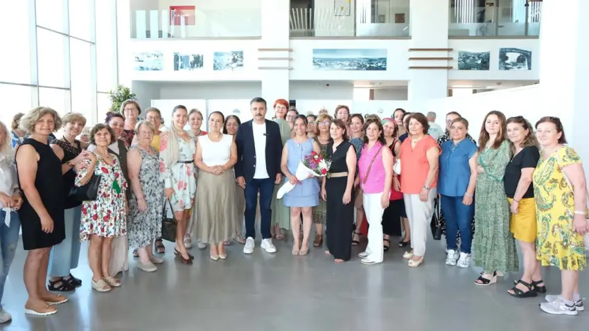 Dikili’de sanat dolu final: 329 kursiyer yıl boyunca ürettiklerini sergiledi haberinin görseli