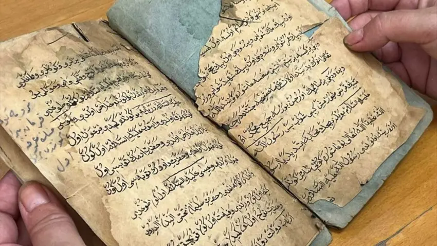 Ege Üniversitesi'nde yüzlerce yıllık yazma eserler dijital ortama taşınıyor haberinin görseli