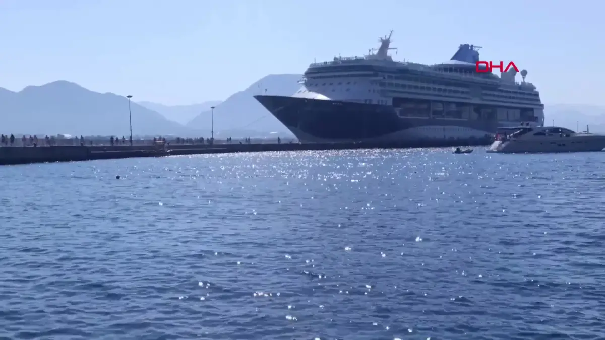 İngiliz turistler kruvaziyerle Alanya'ya geldi görseli