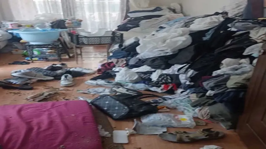 Kötü koku ihbarı yapıldı, ekipler şoke oldu: Evden 1 ton atık çıktı! haberinin görseli