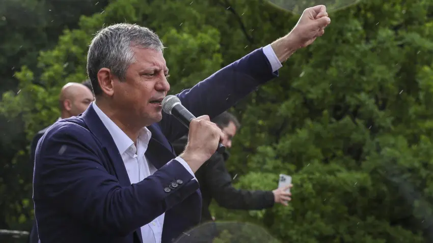 Özel İzmir’de miting yapacak ve yeni ofiste partililer ile buluşacak haberinin görseli