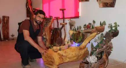 "Tornavida tutmayı bile bilmezdim” diyen Aksaraylı imam atık odunları sanata dönüştürüyor