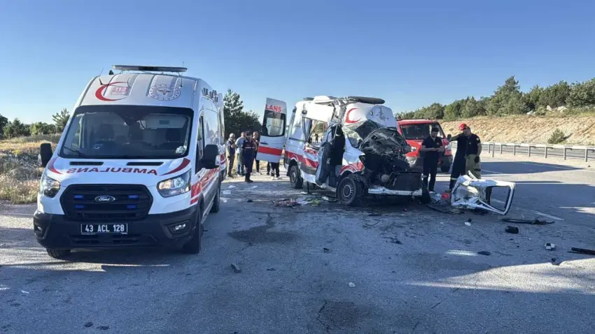 Ambulans tırlara çarptı: Hasta hayatını kaybetti, 4 yaralı haberinin görseli
