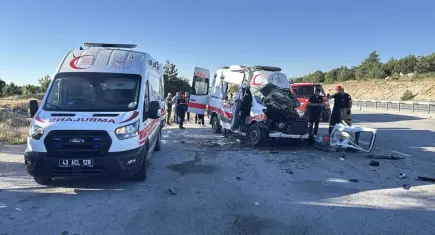 Ambulans tırlara çarptı: Hasta hayatını kaybetti, 4 yaralı