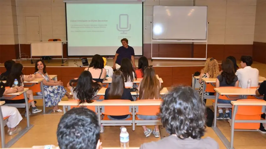 EÜ’den lise öğrencilerine yeni medya ve podcast eğitimi haberinin görseli