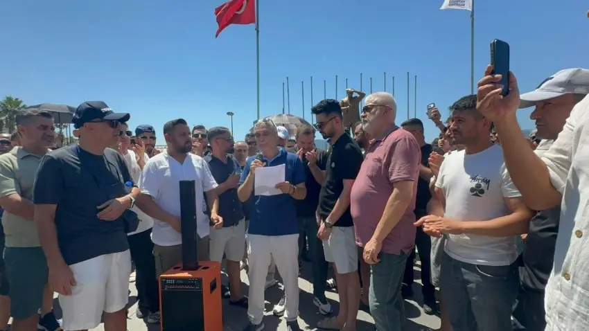 Marmaris'te kapalı çarşı esnafından belediye önünde eylemli protesto haberinin görseli
