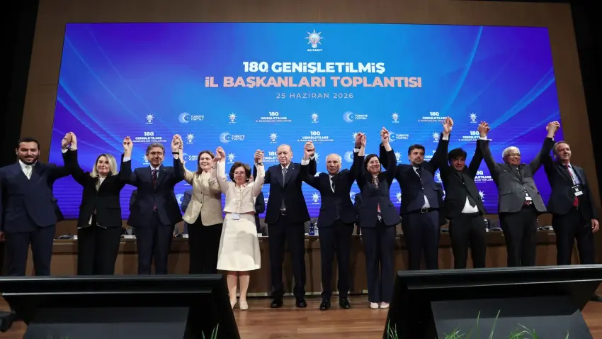AK Parti’ye katılan 3 belediye başkanının rozetleri takıldı