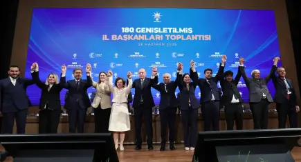 AK Parti’ye katılan 3 belediye başkanının rozetleri takıldı