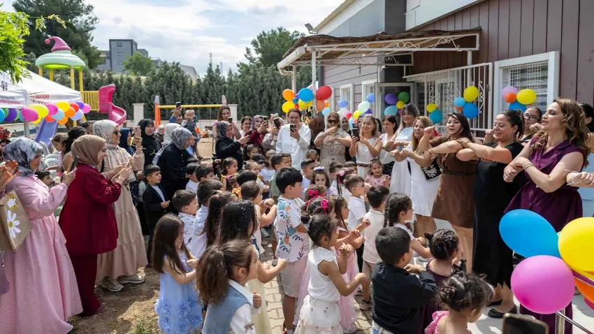 Bornova’da miniklerin mezuniyet coşkusu haberinin görseli