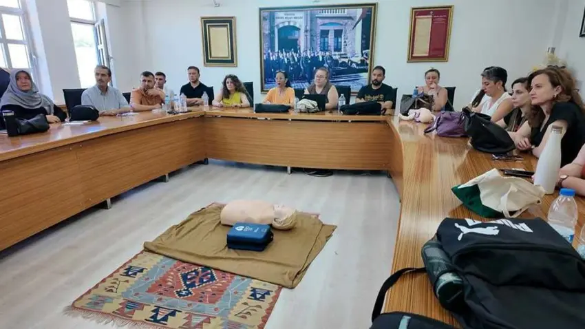 Foça’da kamu personeline uygulamalı ilk yardım eğitimi haberinin görseli