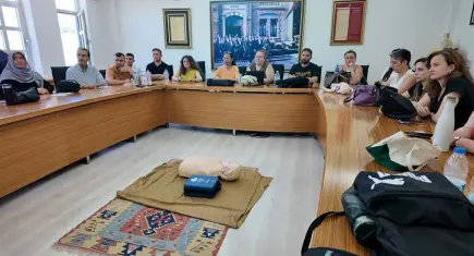 Foça’da kamu personeline uygulamalı ilk yardım eğitimi