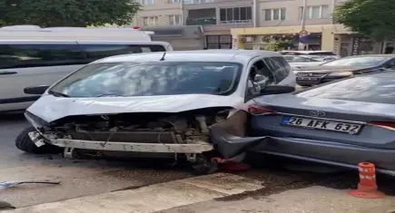 İşçi servisi ile hafif ticari araç çarpıştı: 9 yaralı