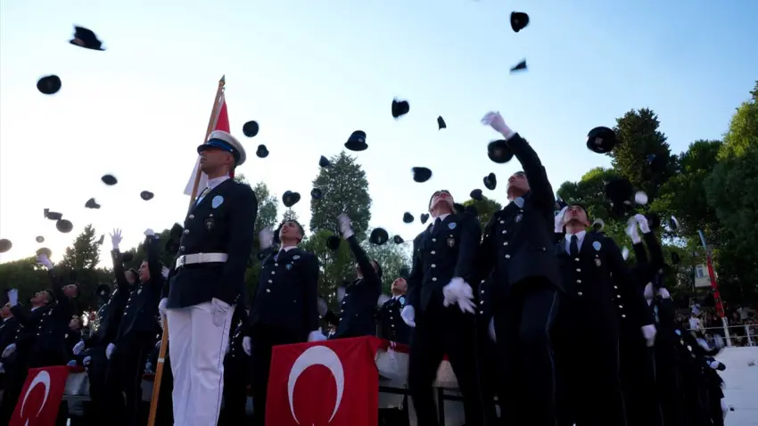 İzmir’de 376 polis adayı mezuniyet sevinci yaşadı haberinin görseli