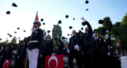 İzmir’de 376 polis adayı mezuniyet sevinci yaşadı