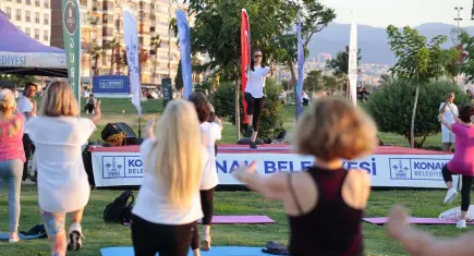 Konak'ta 'Genç Ruh, Mutlu Beden' etkinliği: Vatandaşlar gün batımında sporla buluştu